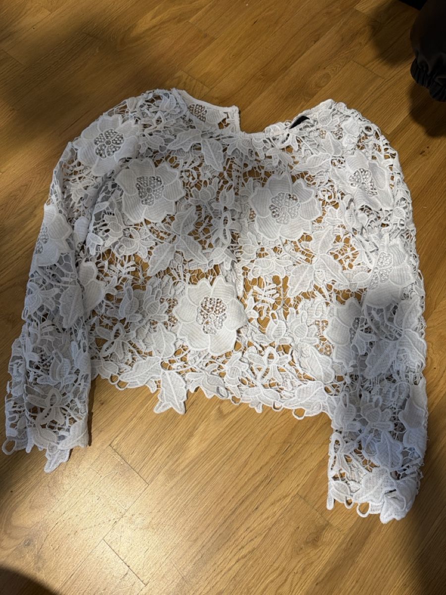 H&M Tops: Pull blanc transparent à fleurs H&M – D'occasion à Le Locle par Mayd_h