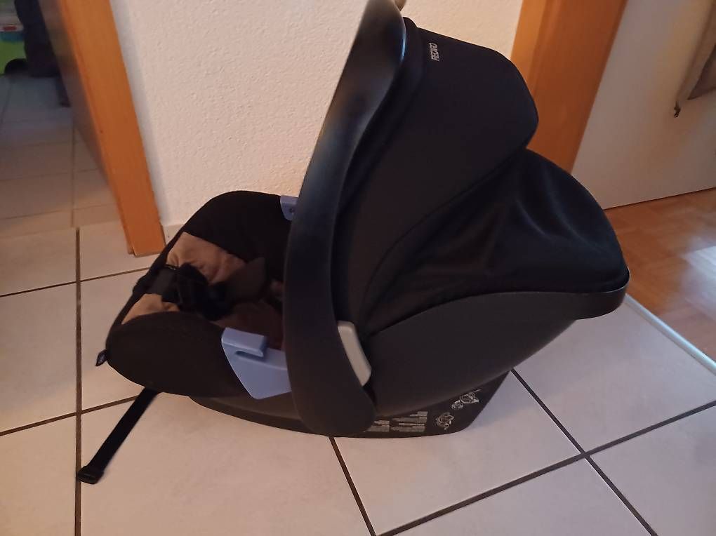 Seggiolini per auto: Babyschale Privia – Usato da Würenlingen venduto da Steeefeli 1