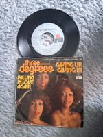THE THREE DEGREES     GIVING UP, GIVING IN     7NER SINGLE