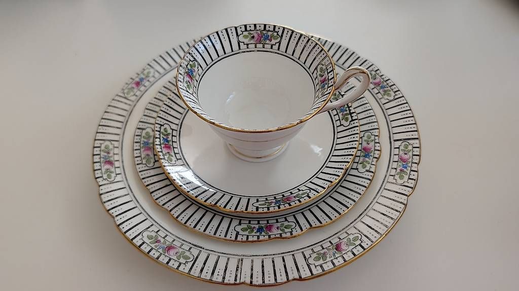 Set di piatti: Shelley Bone China – Usato da Riehen venduto da jan_mz8d