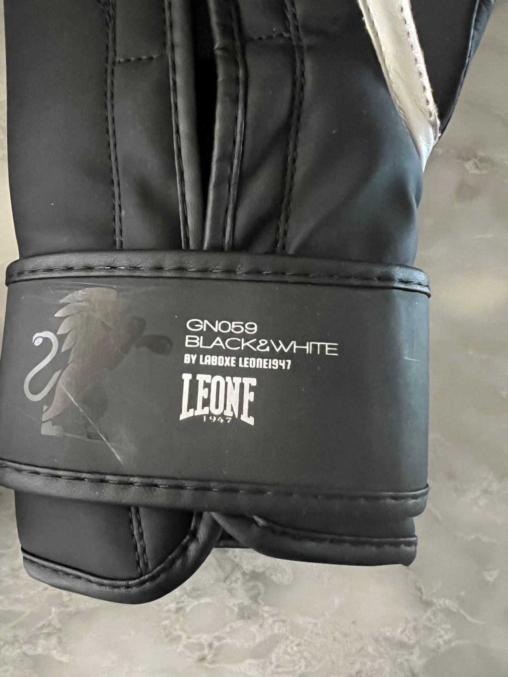 Guanti & manicotti: Boxhandschuhe Leone Black Small Hand 10 OZ – Usato da Hünenberg See venduto da mississauga 3
