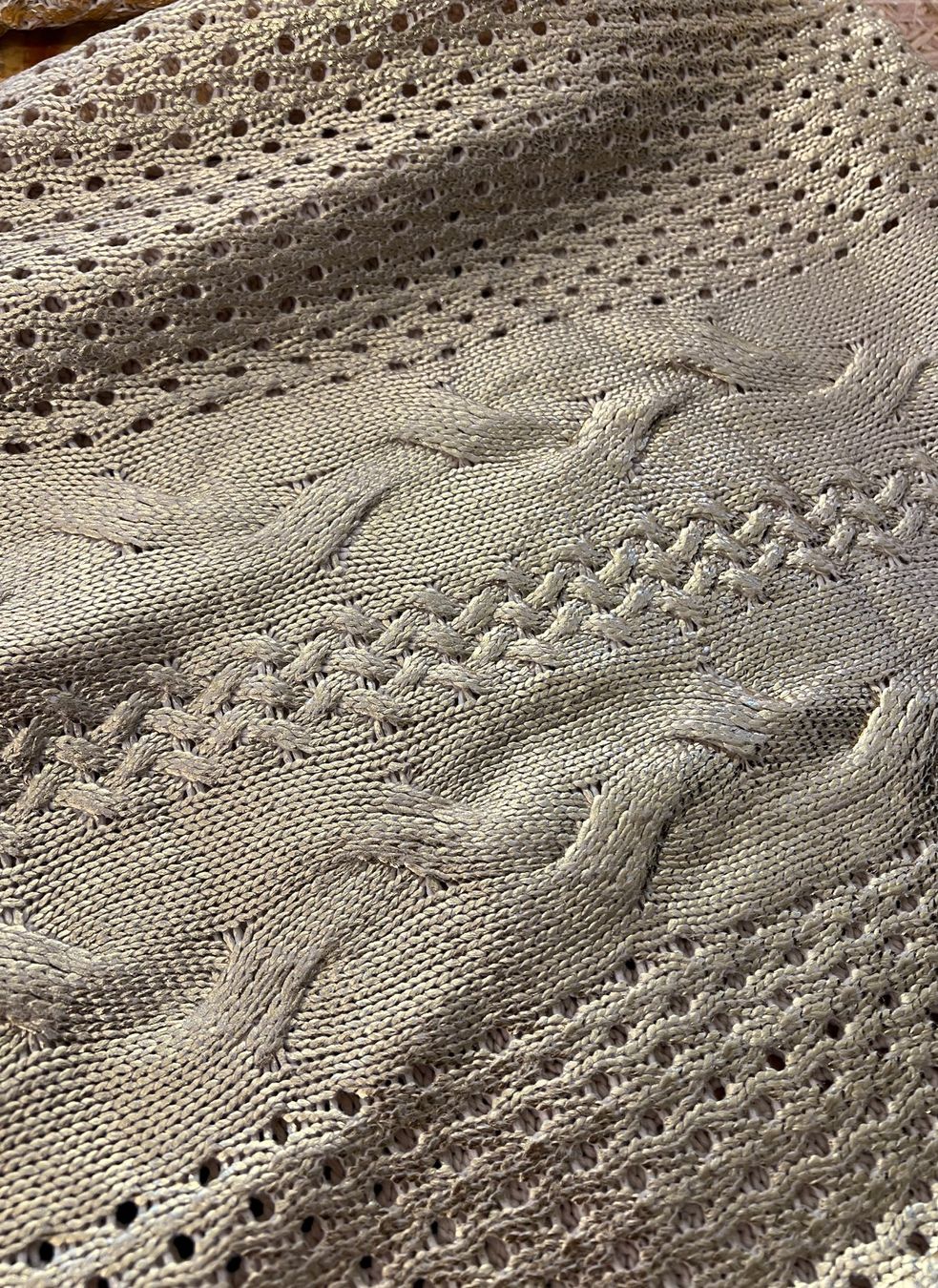 Maglioni & Felpe: Metallisch glänzender Loch-Strick-Pullover in Gold – Nuovo e nell'imballaggio originale da Zürich venduto da Naebeli 5