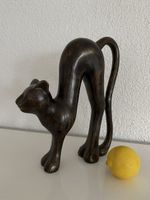 Grosse Bronze von H. Bounder, Katze macht Buckel
