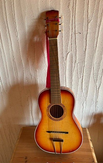 Strumenti musicali: Gitarre, Kindergitarre – Usato da Flumenthal venduto da Uranus26