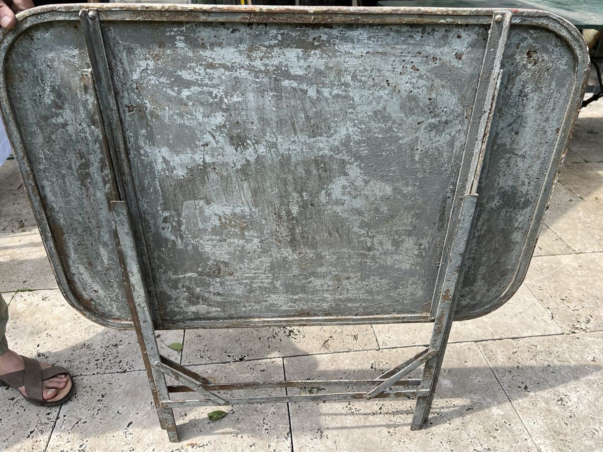 Tische: Antiker Klapptisch aus Eisen – Gebraucht aus Wabern von La-Vitrine 8