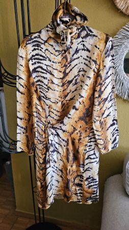 Kleid Zara Tiger-Muster Seidenoptik Grösse M
