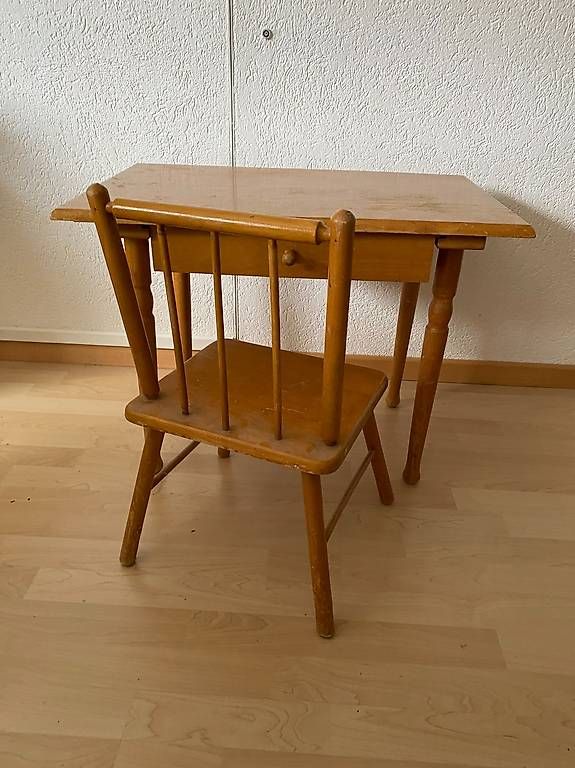 Scrivanie: Kleinkinderpult mit Stuhl – Usato da Grosshöchstetten venduto da GlauserHp 1