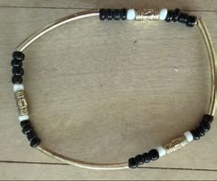 Kette mit Perlen und Metallrohren goldfarben schwarz weiss