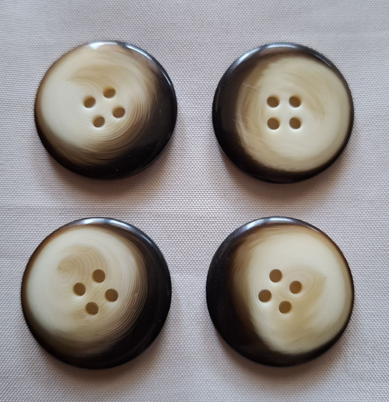 Bottoni: 4 Stück Knöpfe beige-braun, 35 mm. – Usato da Dietikon venduto da Hirschkopf 2