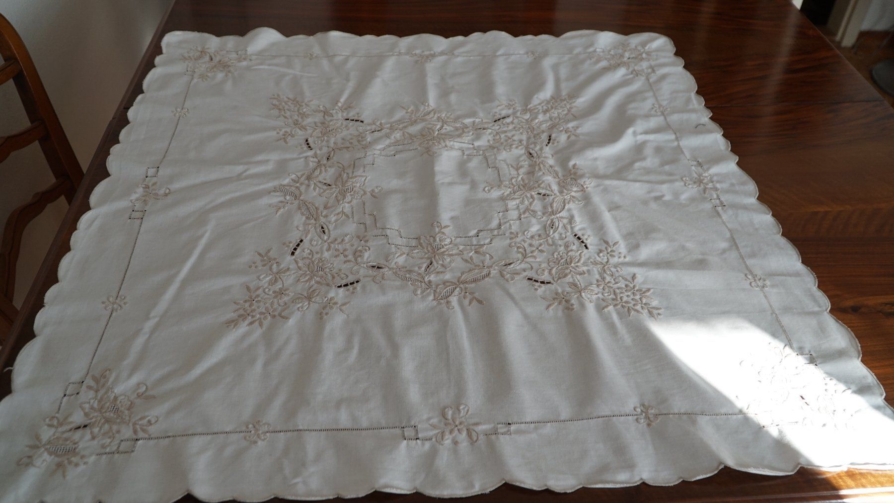 Sonstige Tischwäsche: Tischdecke 84x84cm Stickerei – Gebraucht aus Bern von Antikbatik 1