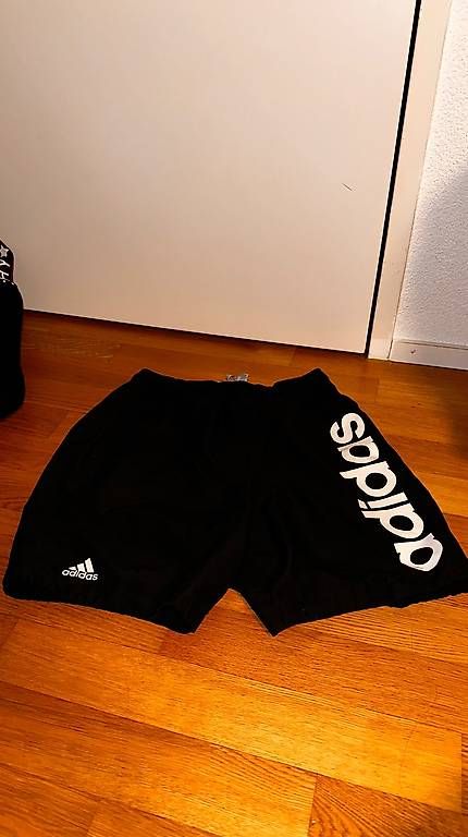 Pantalons: Adidas kurze Sporthose S – D'occasion à Romanshorn par cedoo8590