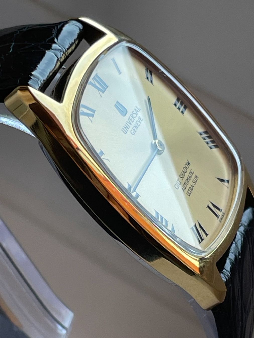 Universal Genève Orologi: UNIVERSAL GENÈVE GILT SHADOW AUTOMATIC ULTRA-SLIM – Usato da Rorschach venduto da Spektar 1