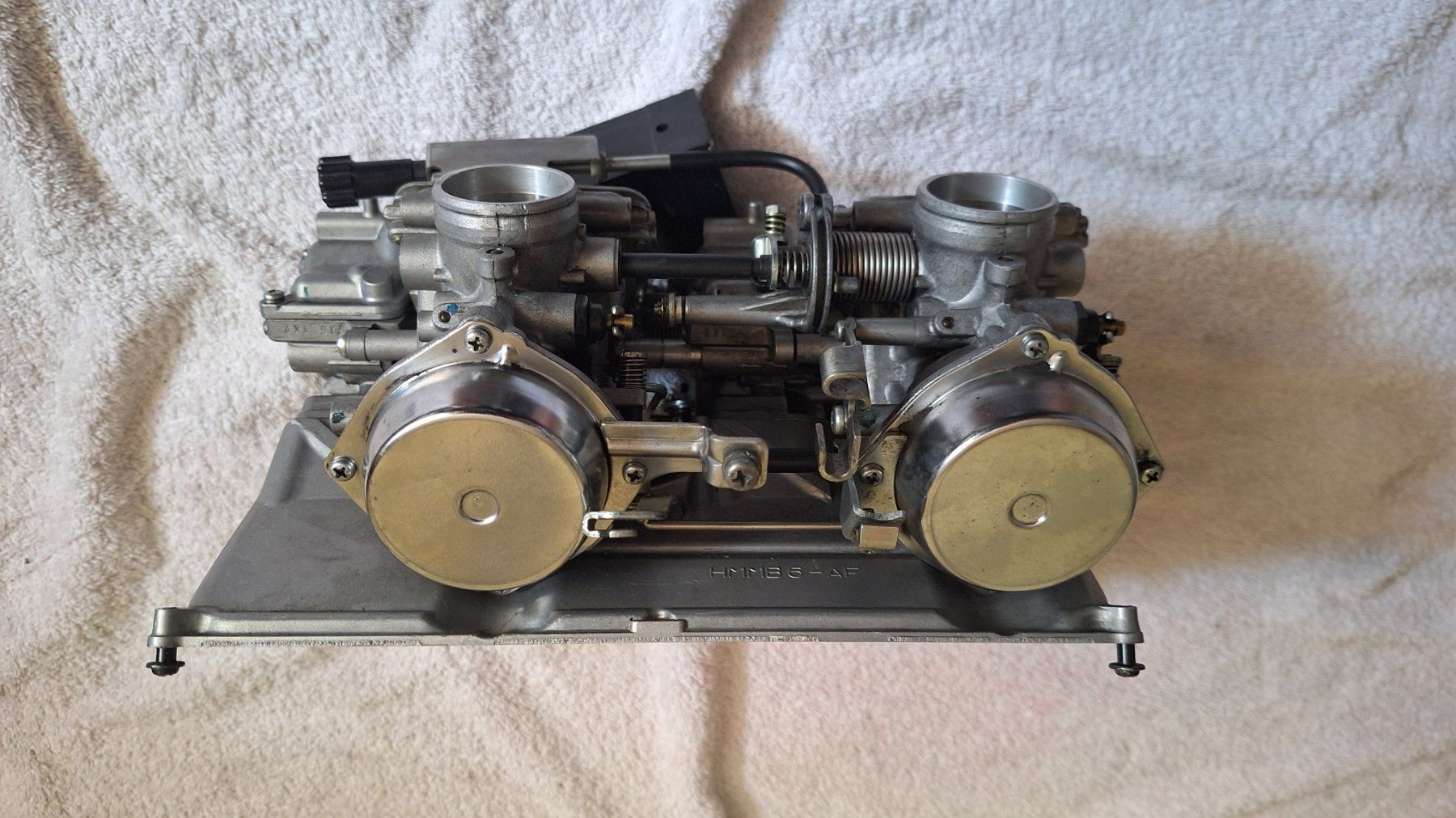 Toutes les pièces détachées moto: Vergaser zu Honda VF1000R/E – D'occasion à Zwingen par lahonda11