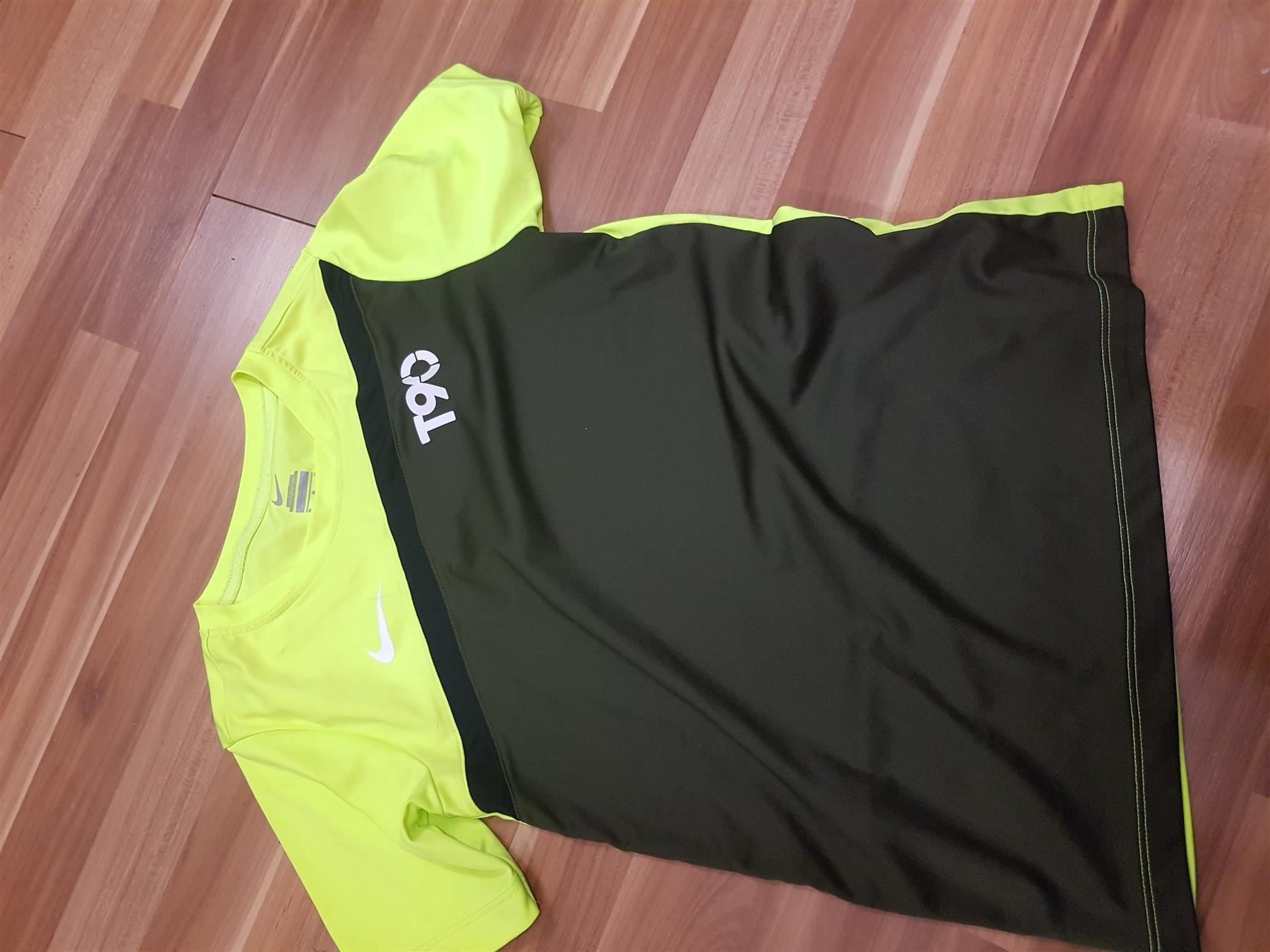 Nike Scarpe, pantaloni & magliette da ginnastica: Nike Trikot gr 140 K6 – Usato da Schwarzenburg venduto da flamingo1970