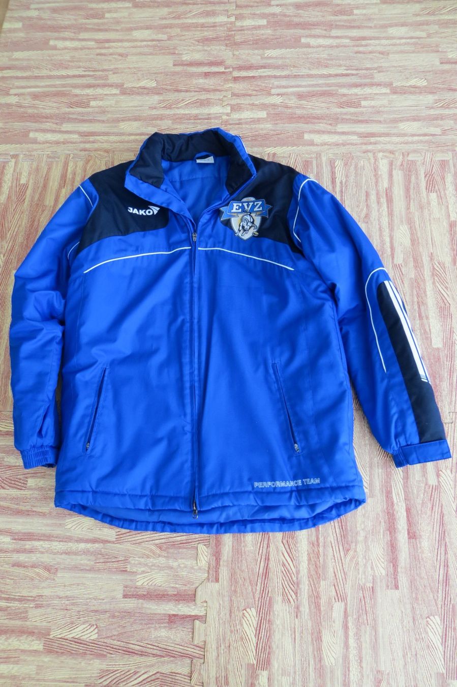 Jako Giacche: EV Zug - Winterjacke JAKO – Usato da Brugg AG venduto da Finlandia 1