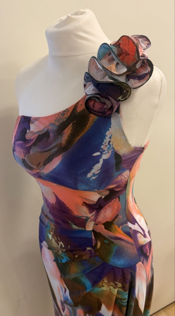 Robes: Abendkleid one-shoulder mit Blumenmuster – Neuf (Voir description) à Lengwil par JuliBB 2