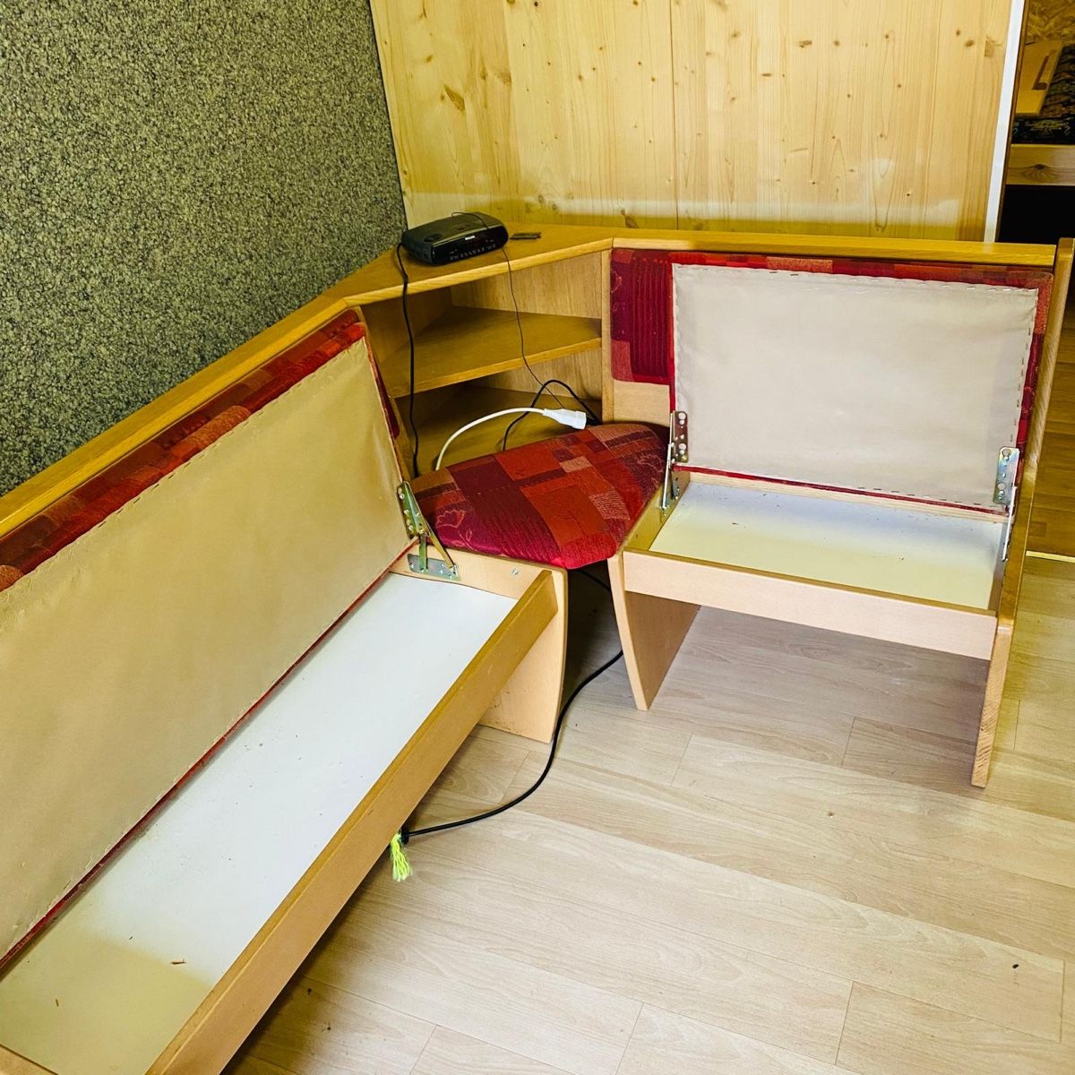 Set di tavolo e panche: Set aus Eckbank, Tisch und 2 Stühle – Usato da Frutigen venduto da Retschina 1