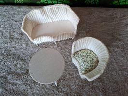 Puppenhausmöbel Rattan-Optik Weiss Tisch Sessel Sofa 3 tlg