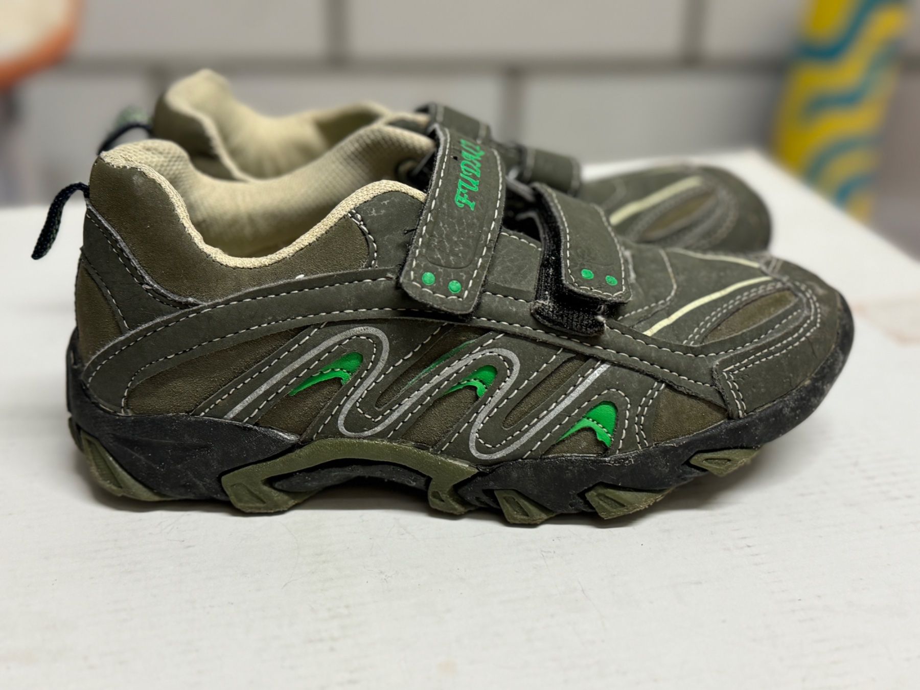 Scarpe per ragazzi: Sneaker für Kinder, Grösse 33 – Usato da Sursee venduto da k12g223 1