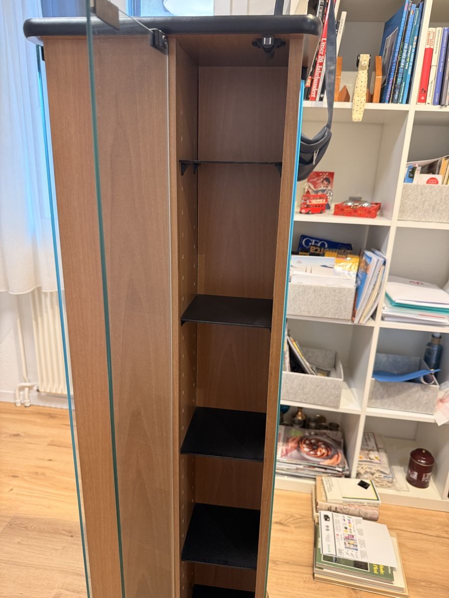 Vetrine: Schöne Holz-Glasvitrine - Top Zustand! – Usato da Herzogenbuchsee venduto da lkropf 1