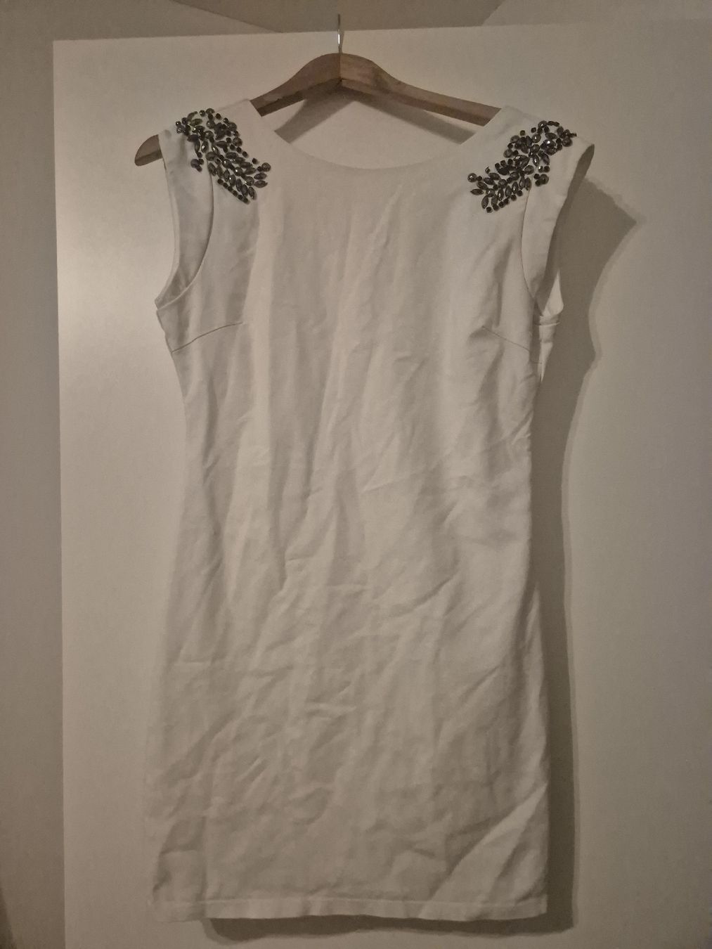 Kleider: White Mini Dress With Beads size M – Gebraucht aus Basel von and_zvv7