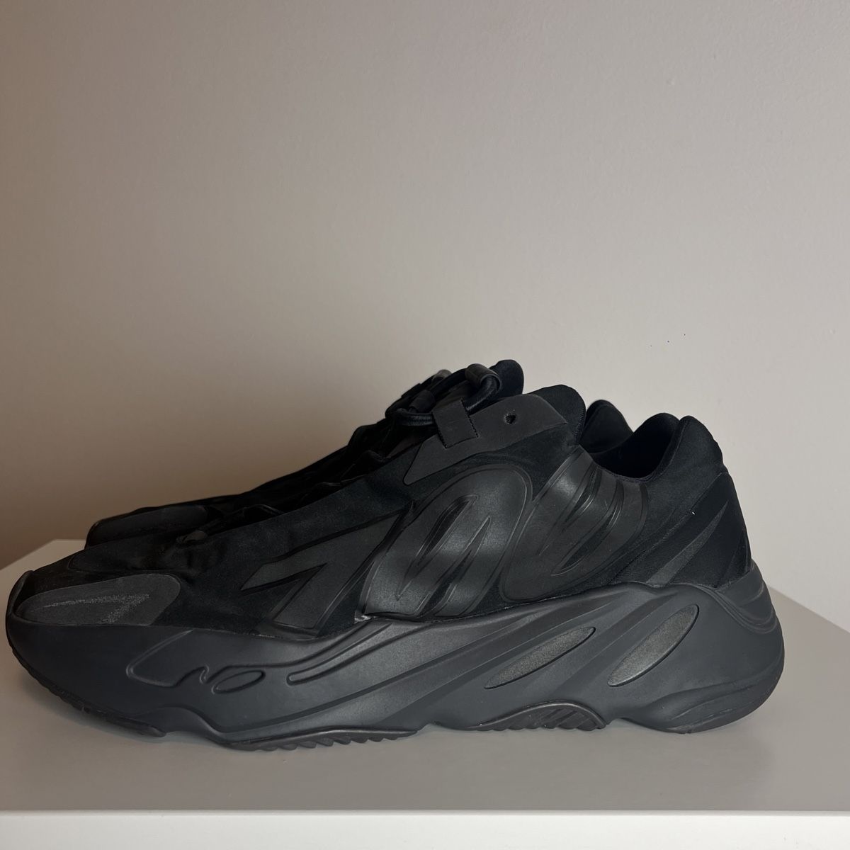 Adidas Scarpe da uomo: Adidas Yeezy Boost 700 MNVN Black – Usato da Luzern venduto da LuzernerShop