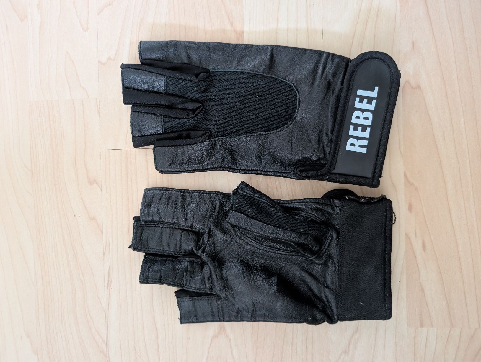 Guanti & manicotti: Fitness Gym Handschuhe – Usato da Basel venduto da DaveZen 1
