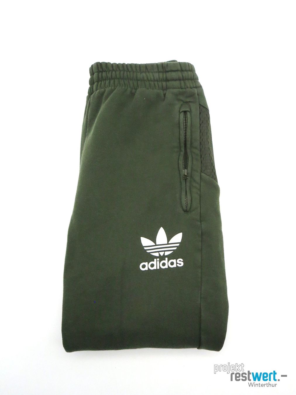 Adidas Pantaloni: ADIDAS Trainerhose Trefoil Essentials Gr. M Olive – Usato da Winterthur venduto da Restwert_Winterthur 4
