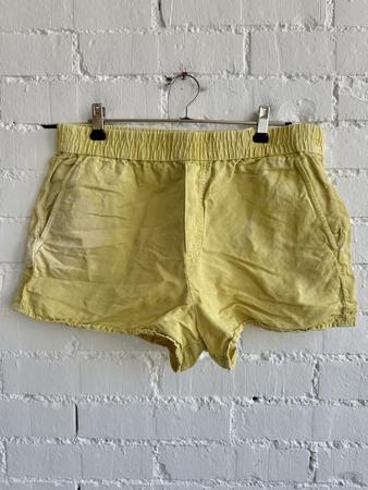 ZARA Shorts im Used-Look, Gelb / Gr. M