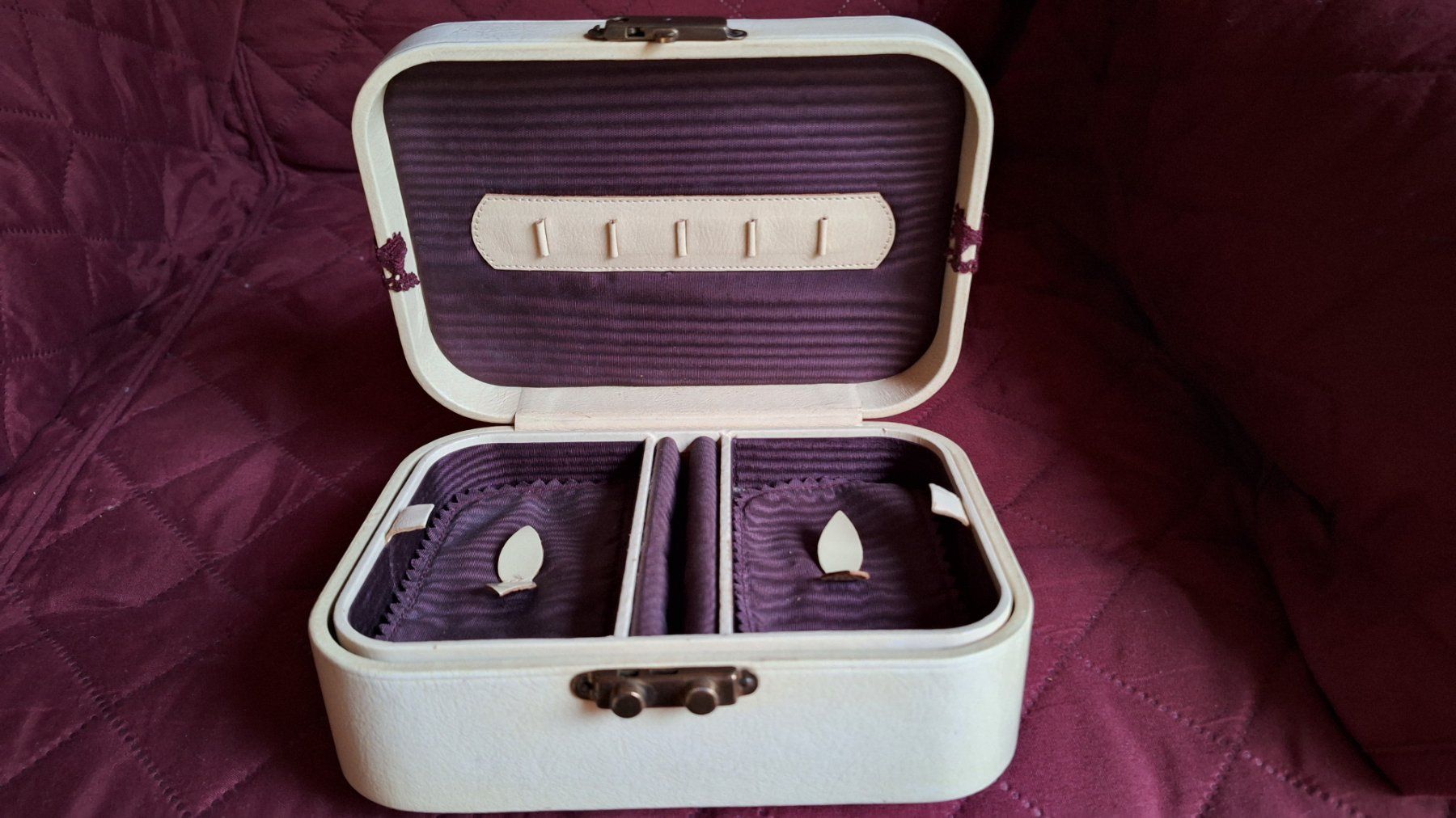 Portagioie: Vintage Schmuckschatulle ,Cremeweiss Lila , mit Einsatz – Usato da Dornach venduto da majo8689 2