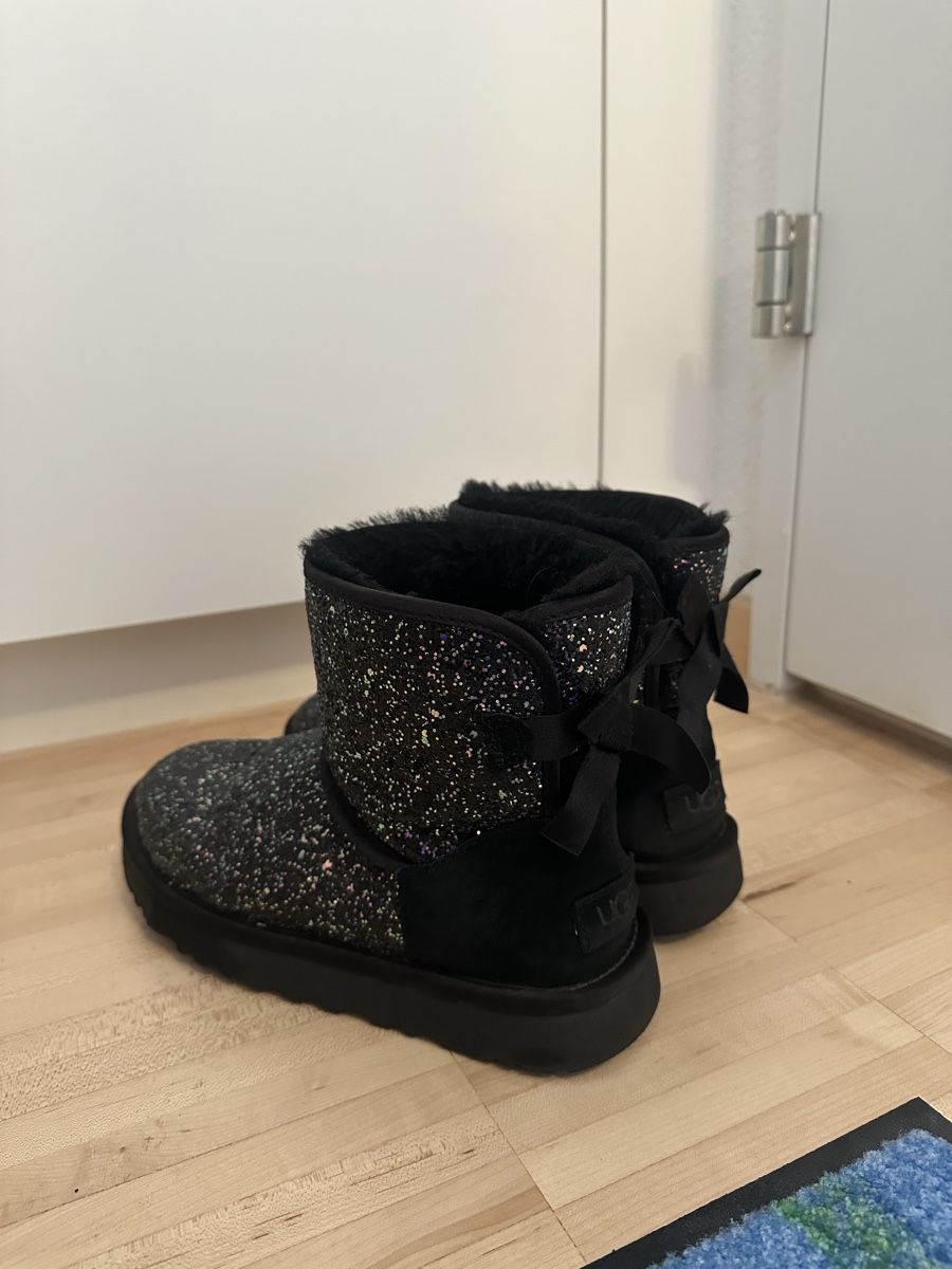 Ugg Scarpe da donna: UGG Stiefel mit Glitzer, Schleife & Lammfell, Gr. 38 – Usato da Luzern venduto da ariazalea 2