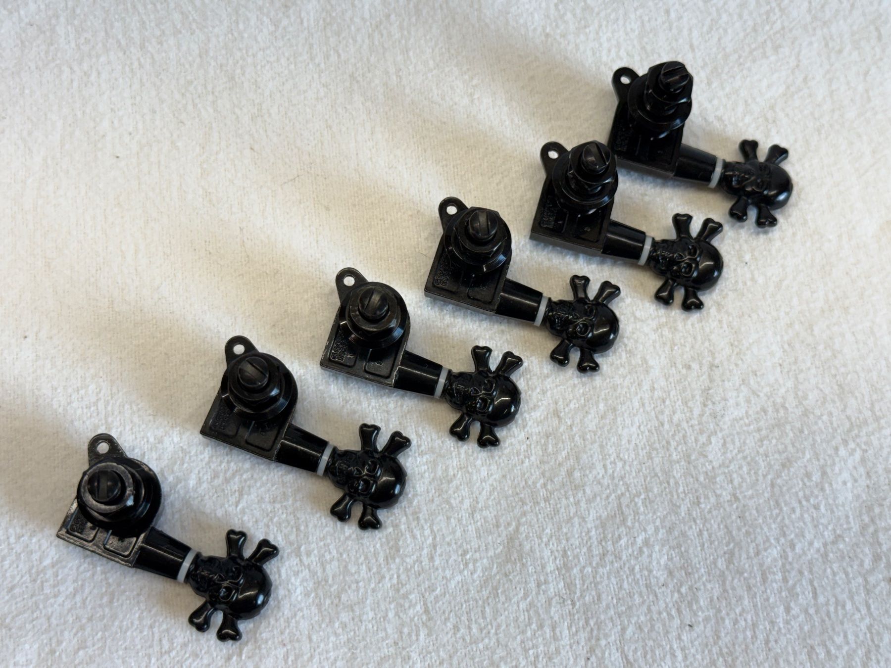 Musikinstrumente: Gotoh Skull Tuner black – Gebraucht aus Brügg BE von Busima 1