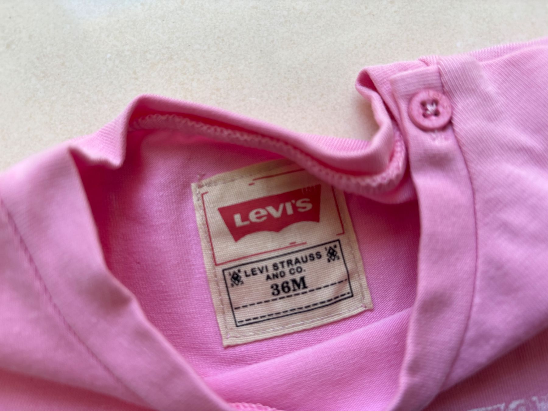 Levi's Camicie, Top & T-shirt: T-shirt Levi's rose bébé, 36M – Nuovo (secondo la descrizione) da Chêne-Bougeries venduto da Luke17 1