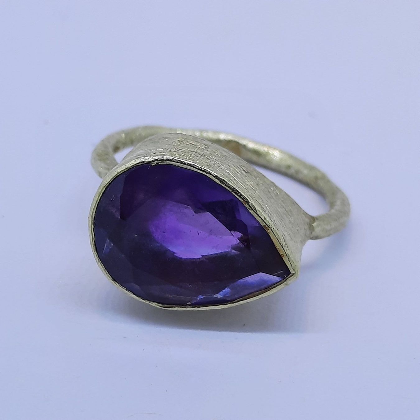 Ringe: Goldring mit erstklassigem Amethyst Edelstein – Gebraucht aus Unterägeri von Altgoldschmuck 1