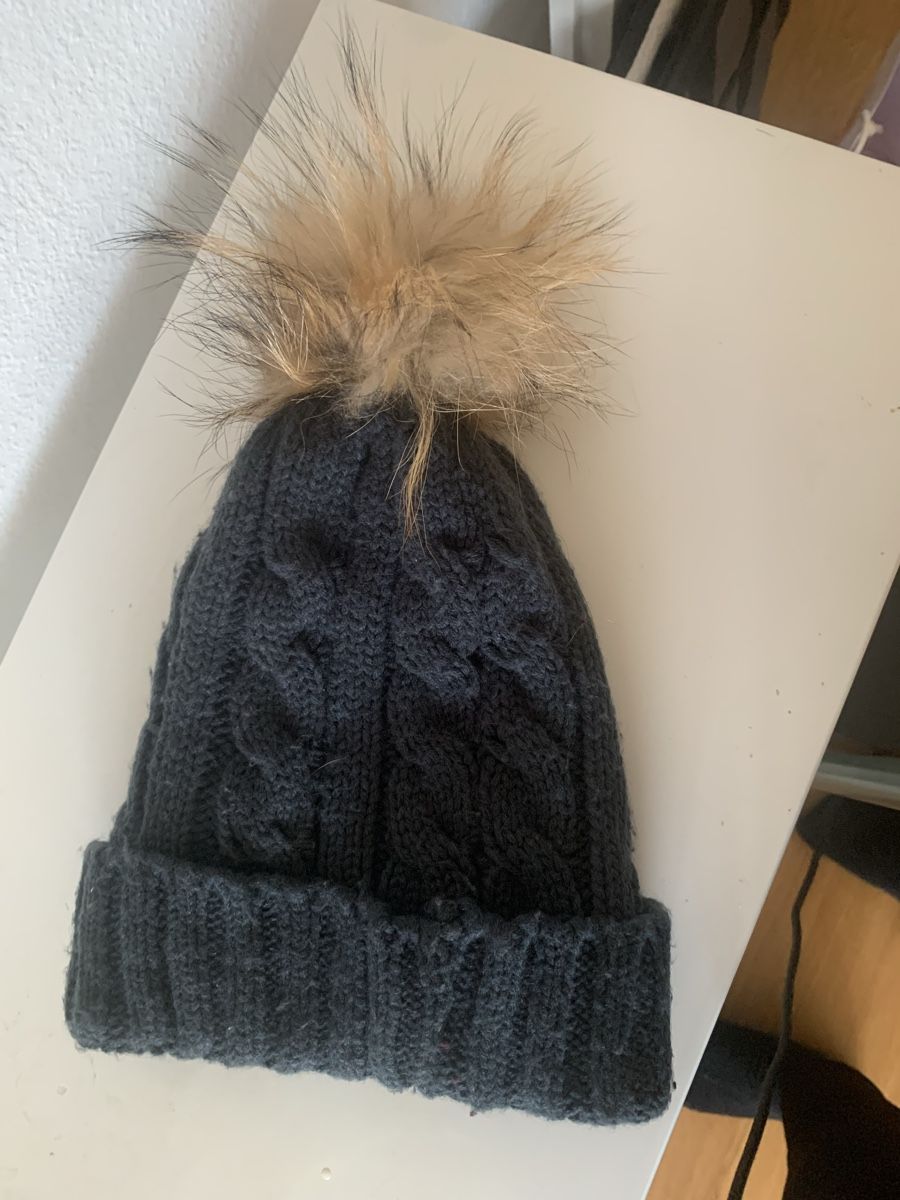 Copricapi, berretti & cappellini: graue Strickmuetze mit Bommel – Usato da Basel venduto da ari_xy65