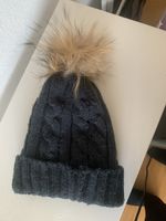 graue Strickmuetze mit Bommel