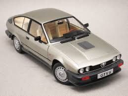 ALFA ROMEO GTV6 1984 SILBER BEIGE 1:18 SOLIDO