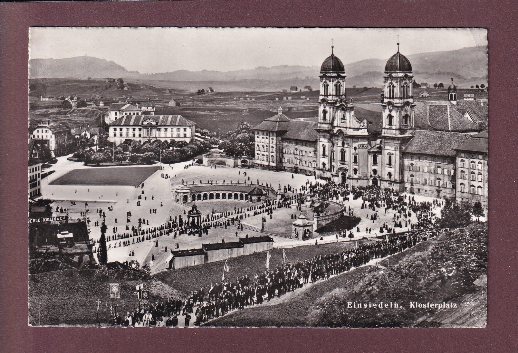 Ansichtskarten: EINSIEDELN - Klosterplatz - Leute - 1954 – Gebraucht aus Pully von nicecards