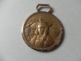 Medaille Frau Tracht Trachtenfest Fest Waadt VD Wein Traube