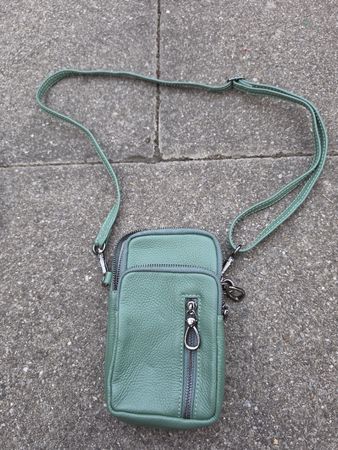Handy Tasche plus Leder mit vielen Reissverschlüssen neu