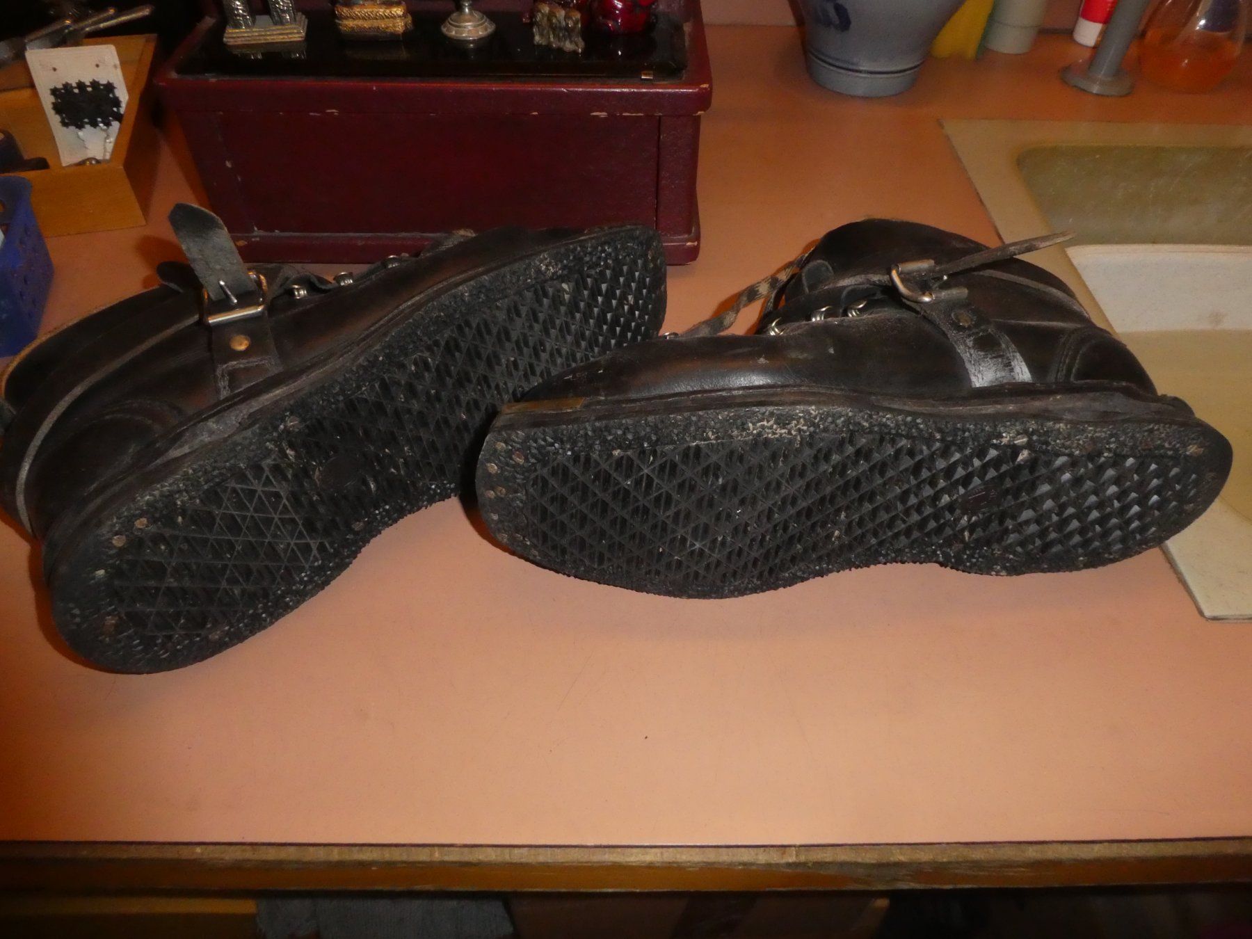 Herrenschuhe: Alte Schweizer Skischuhe aus Leder – Gebraucht aus Chur von Diversico2010 2