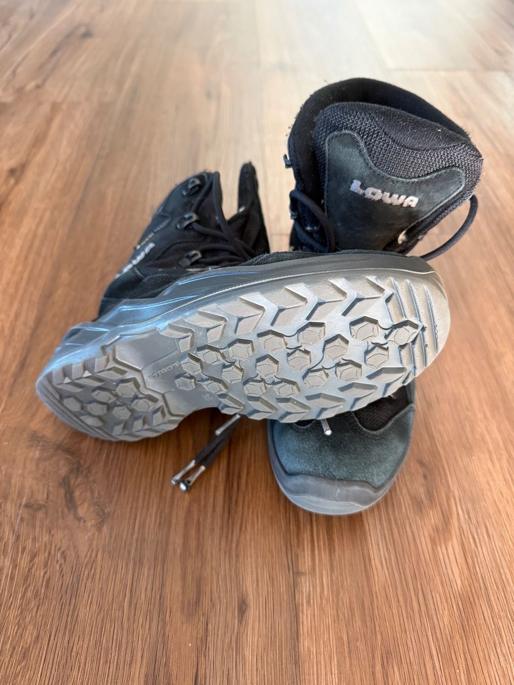 Lowa Scarpe per ragazze: Lowa Schuhe Mädchen Gr.35 – Usato da Rorbas venduto da Maioc 1