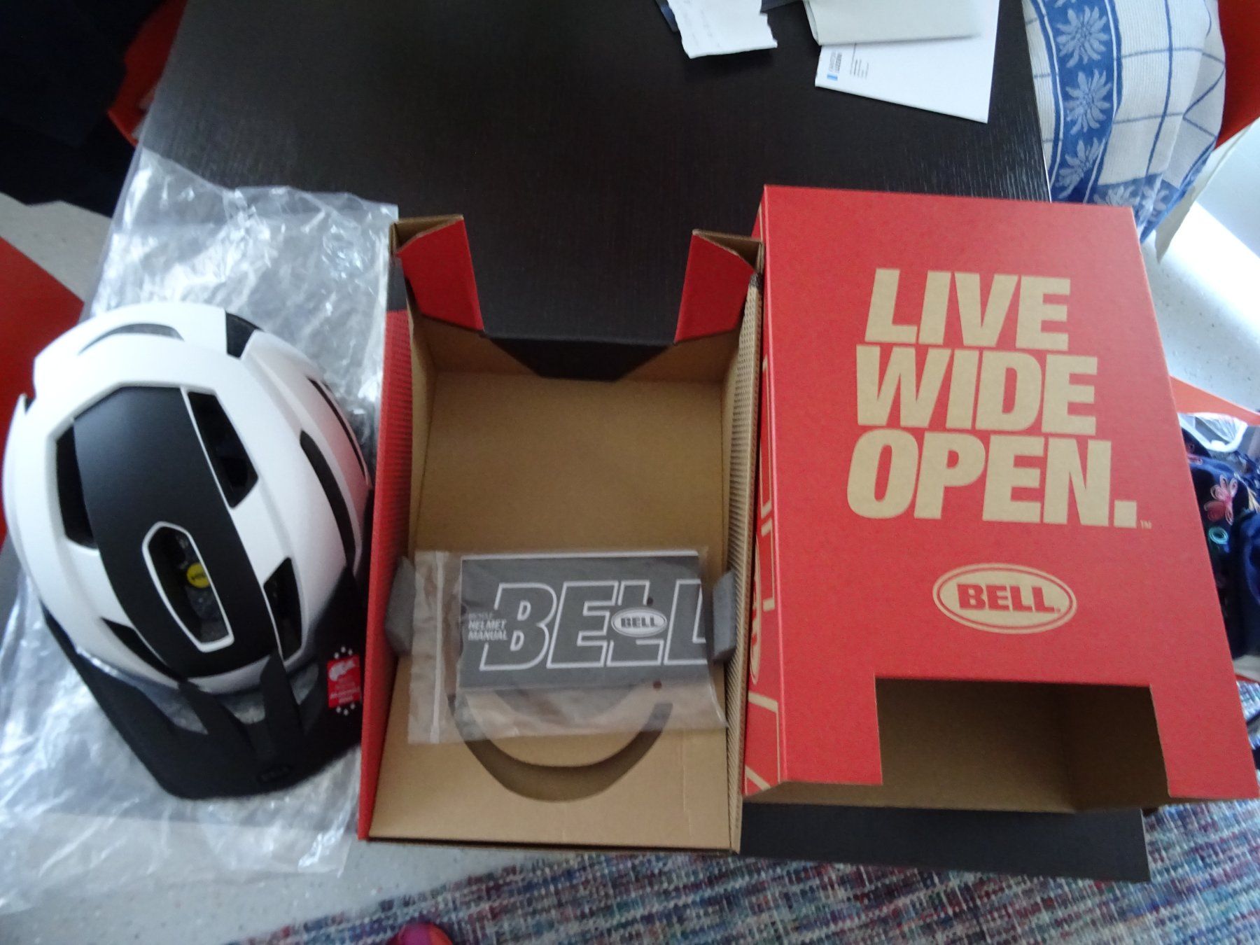Bell Caschi: Velohelm schwarz/weiss von Bell – Nuovo e nell'imballaggio originale da Lachen SZ venduto da mcdiem