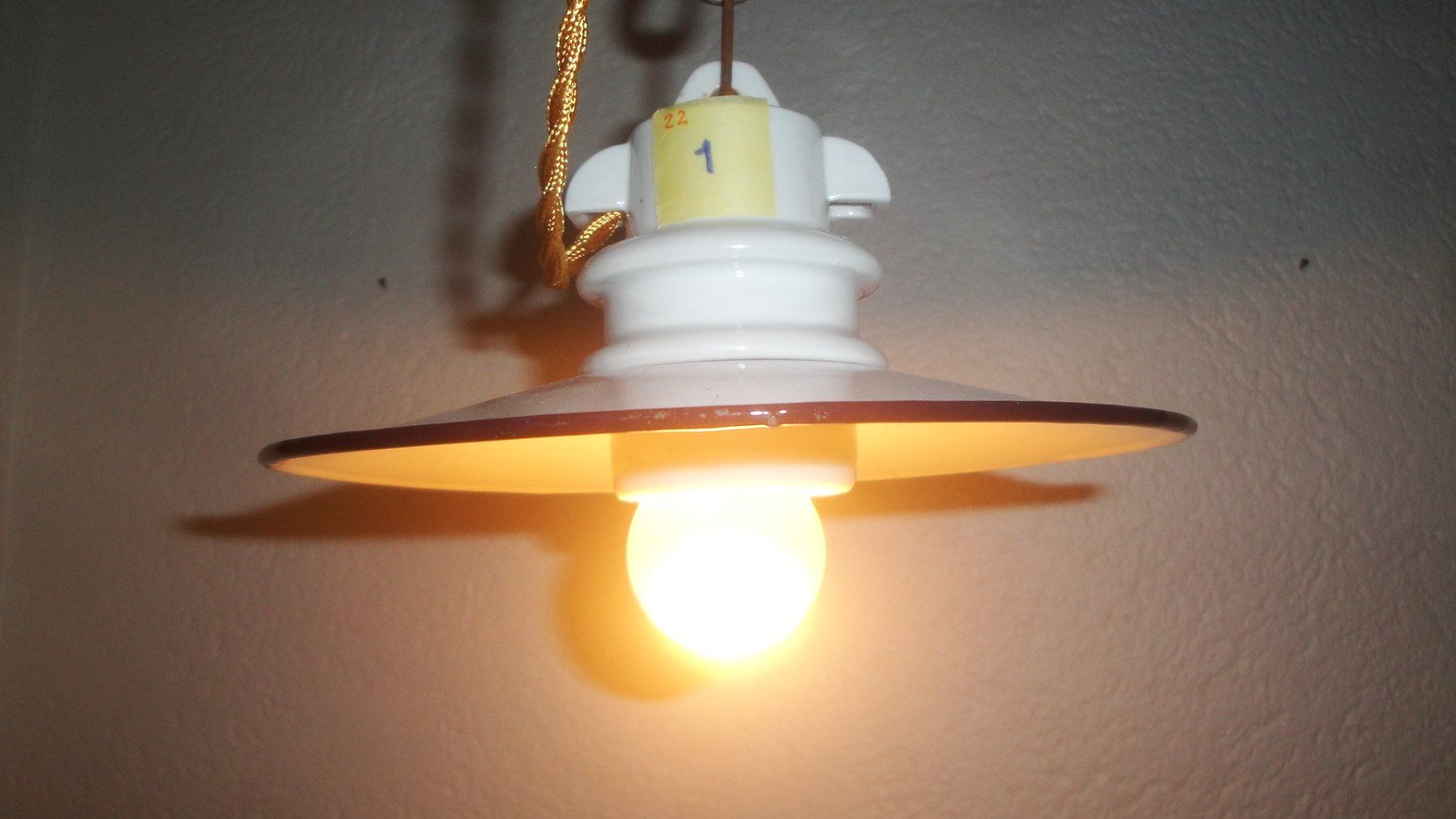 Lampade: Kellerlampe mit Emaillierter Lampenschirm – Usato da Zürich venduto da Paykan