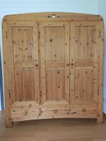 Massivholzschrank