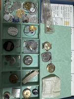 Lot de pièces et mouvements de montres état divers