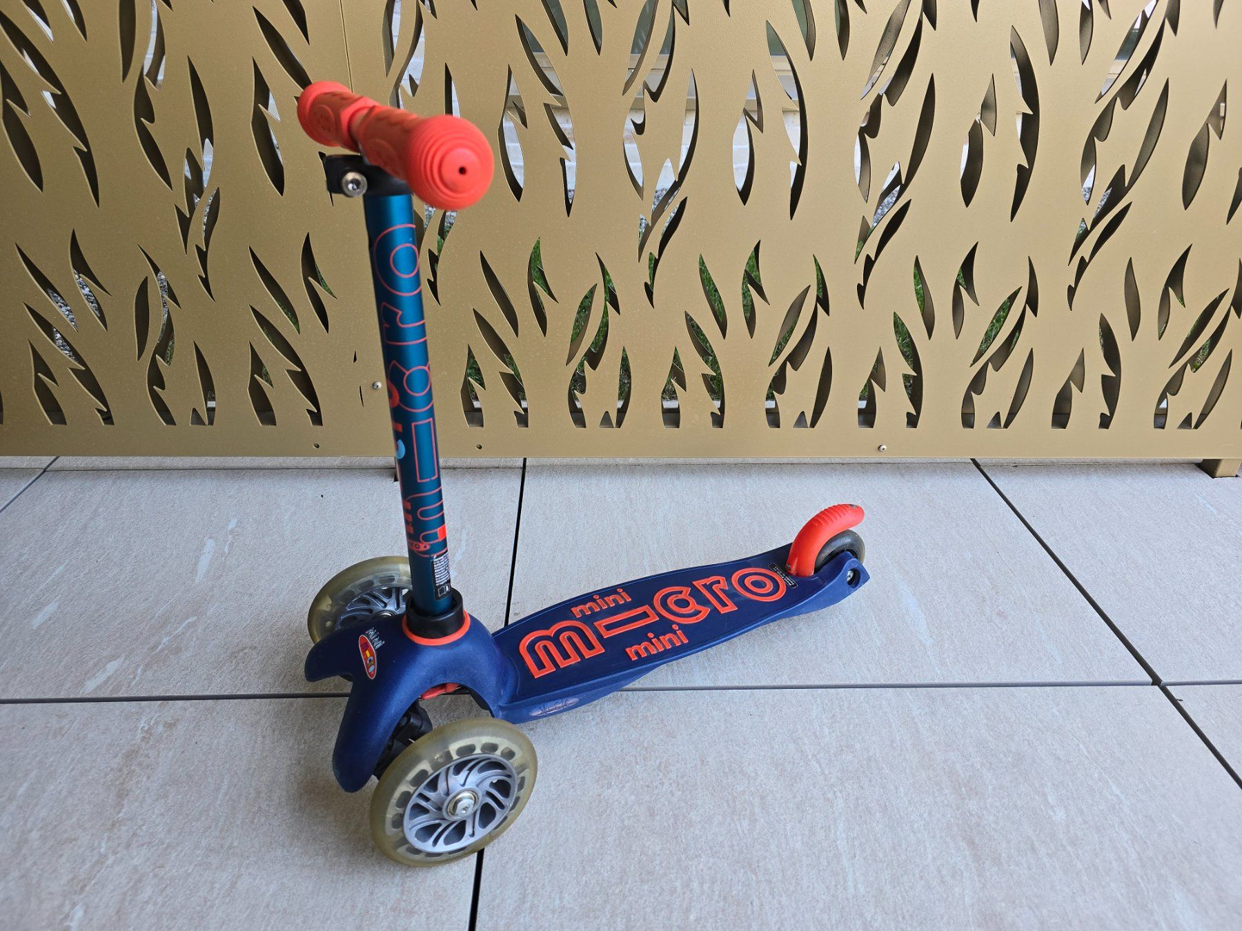 Micro Kickboard: Micro Mini Deluxe LED – D'occasion à Kloten par Ulud
