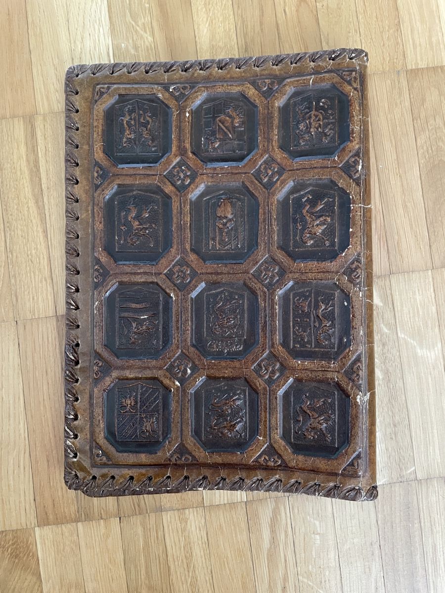 Cover & Protezioni schermo: Antique Embossed Leather Journal Cover – Usato da Neuchatel venduto da shi_9fzw