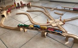 Circuit de train en bois BRIO avec accessoires et maisons