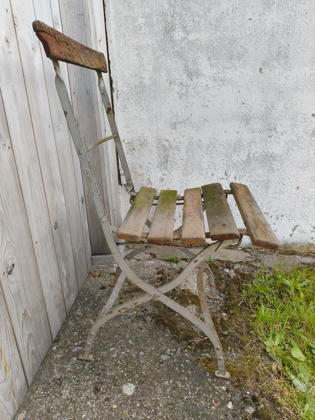 Sedie: Gartenstuhl Biergarten zum restaurieren oder als Deko Rot – Difettoso da stettlen venduto da VintageBern_ch 1